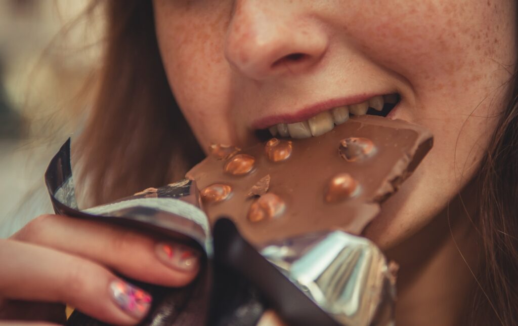 ragazza mangia cioccolata