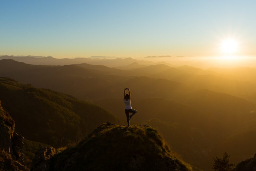 ragazza che fa yoga